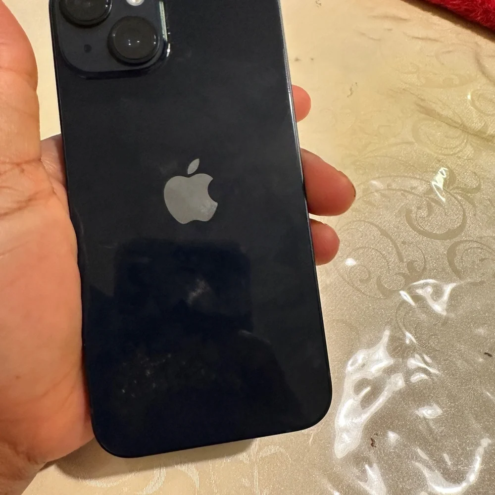 Black Smartphone with Sleek Design iPhone 14 256gb midnight bh 100%